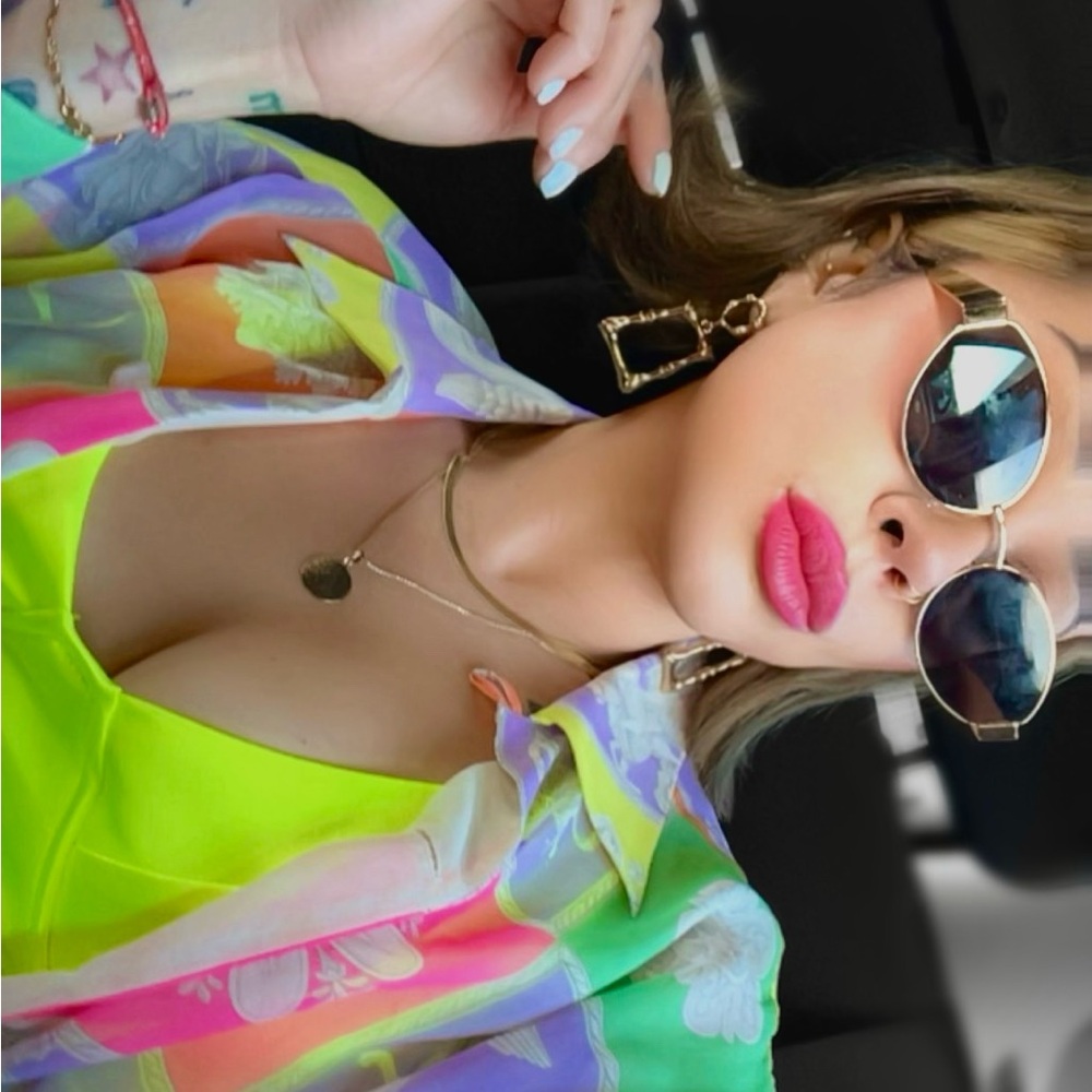 Meet your Posher, Mona